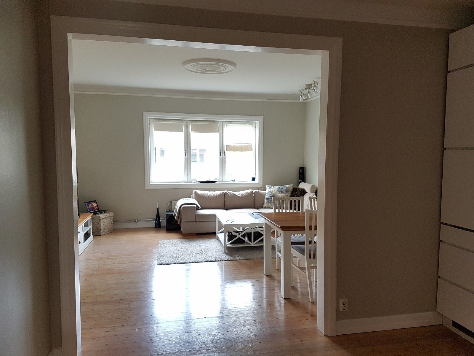 Stue, bilde tatt fra kjøkken Galleribilde