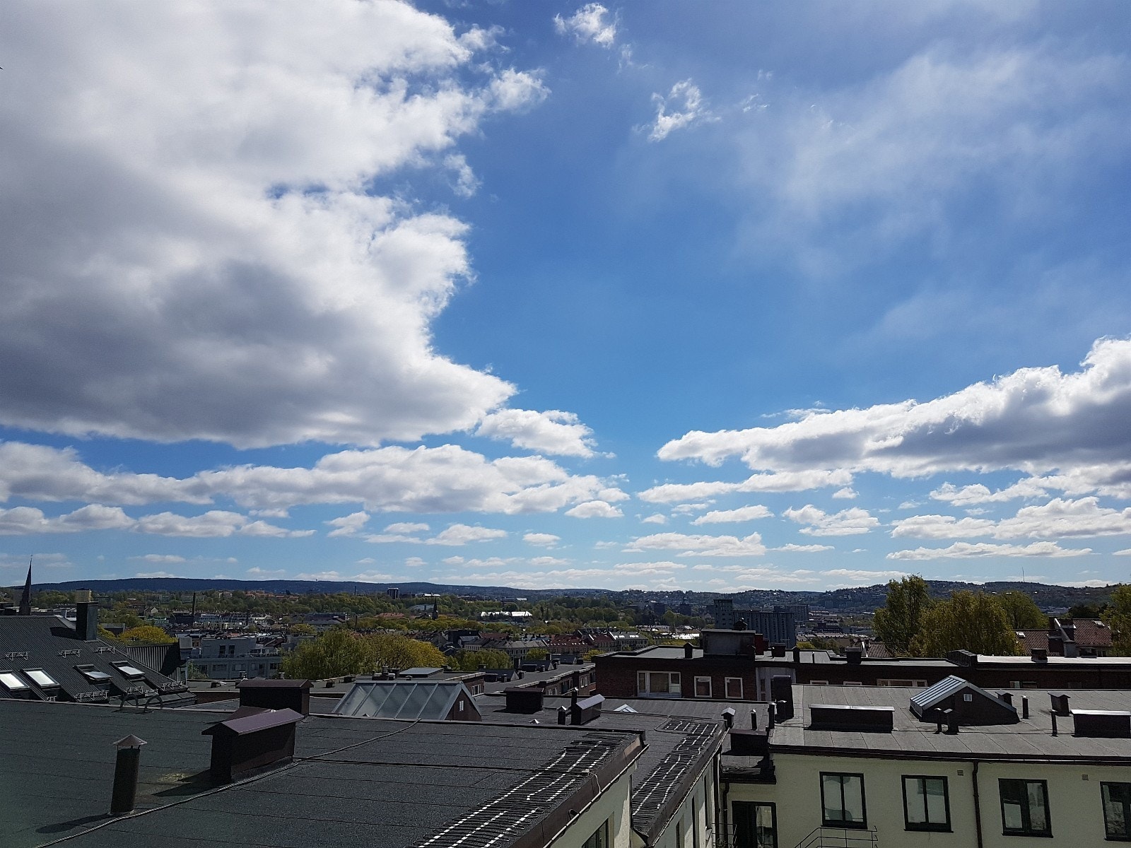 Utsikt fra soverom vendt mot bakgård Galleribilde