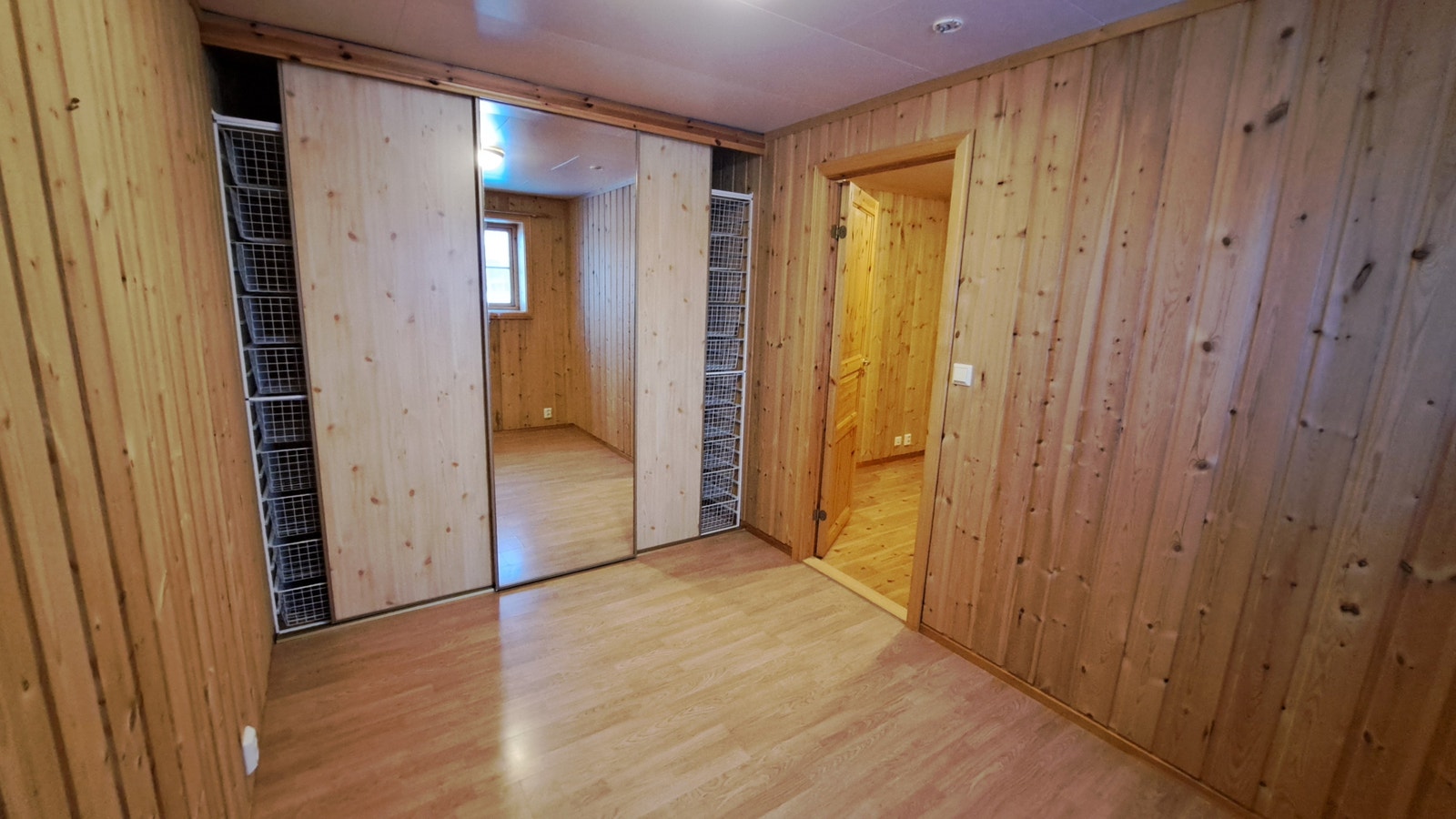 Skyvedørsgarderobe med mye lagringsplass Galleribilde
