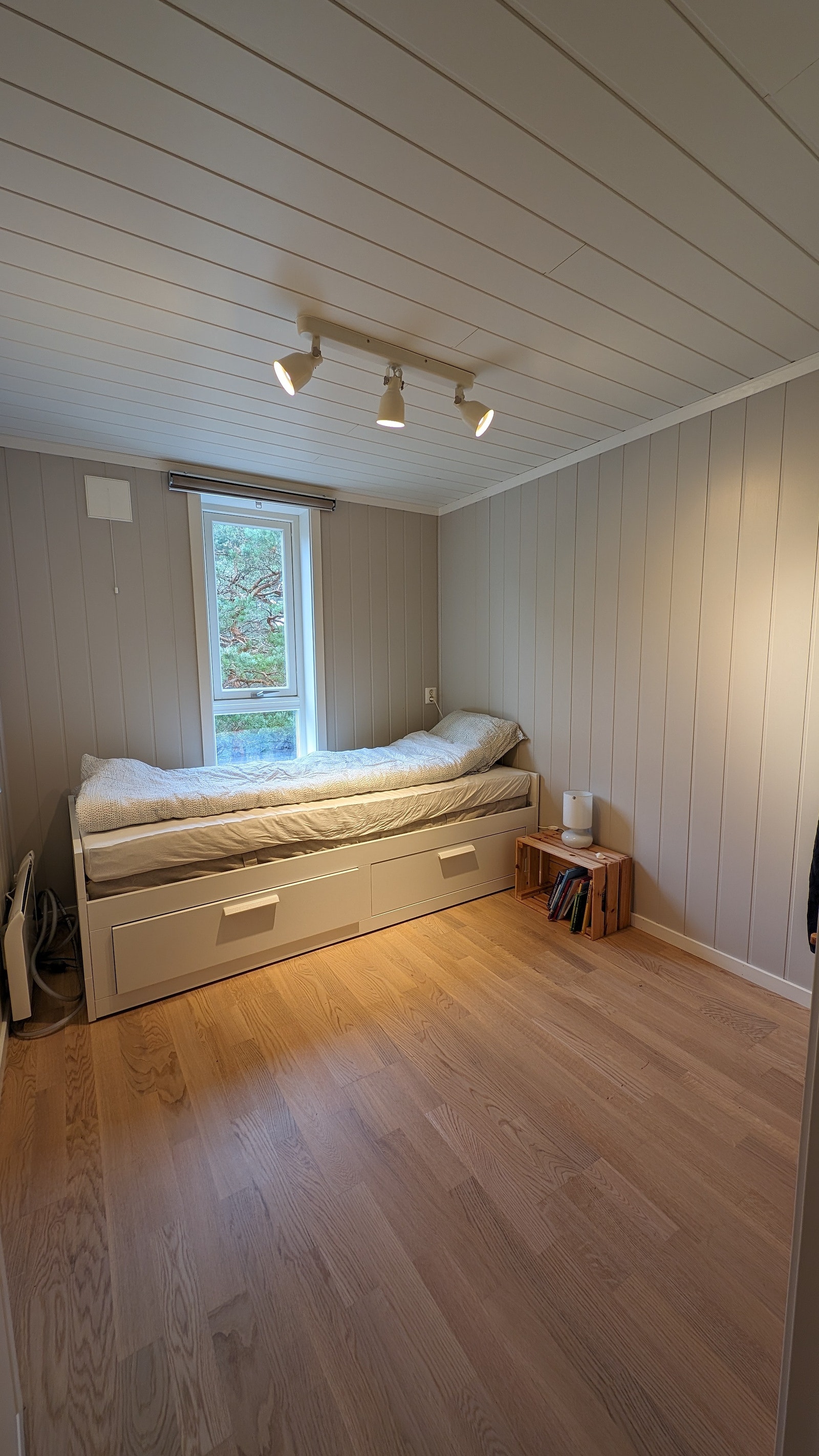 Soverom med seng som kan utvides til dobbeltseng Galleribilde