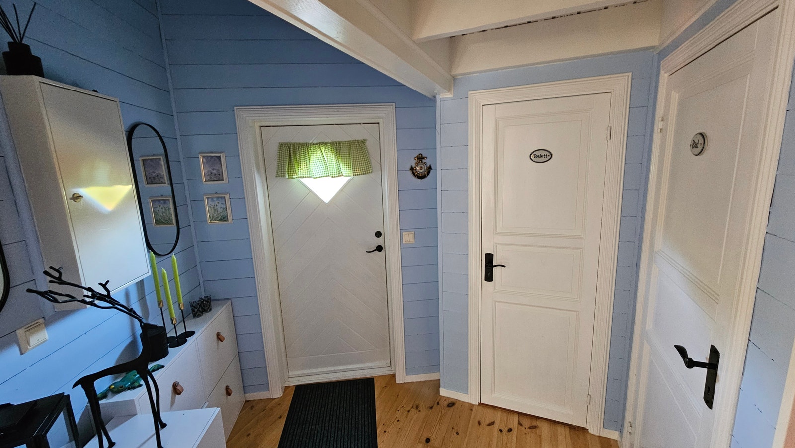 Gang med døren til badet og til toalettet Galleribilde