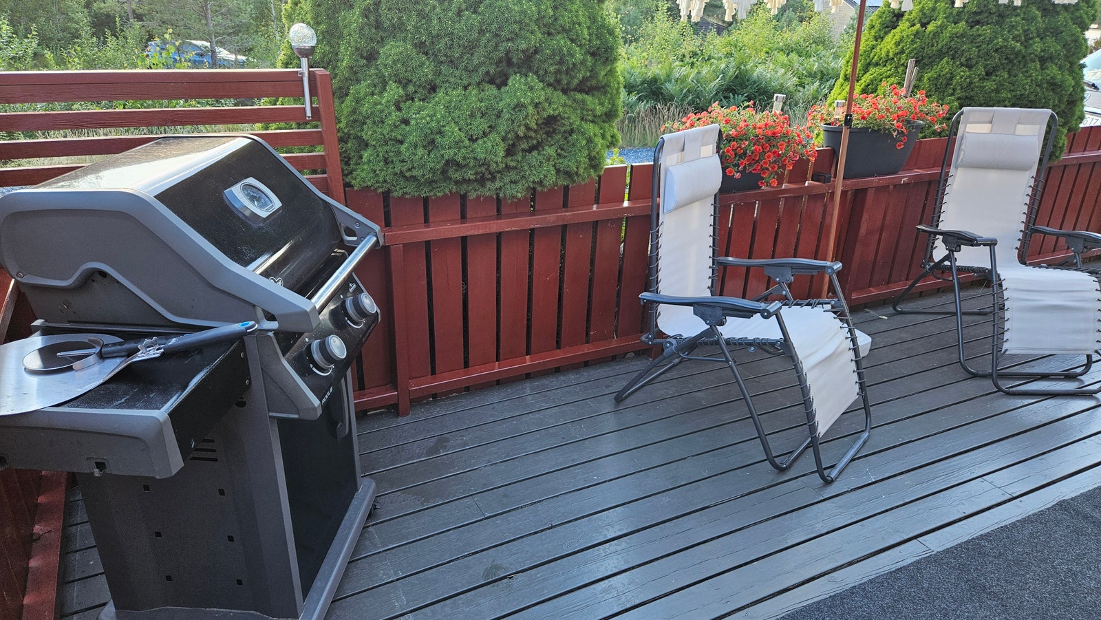 Gassgrill og solstoler tilgjengelig Galleribilde