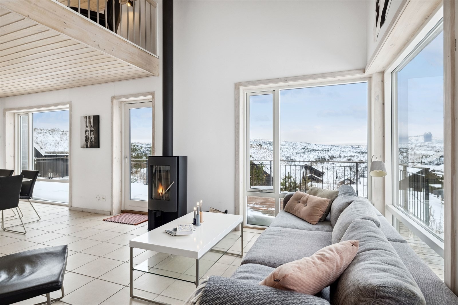 Dejlig sofagruppe ved pejs på 1 etage Galleribilde