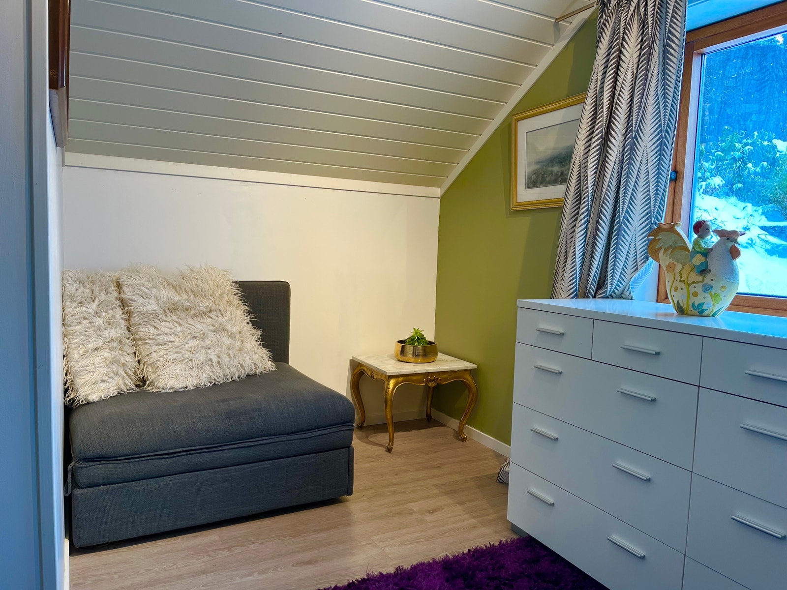 Sovestol/ seng Galleribilde