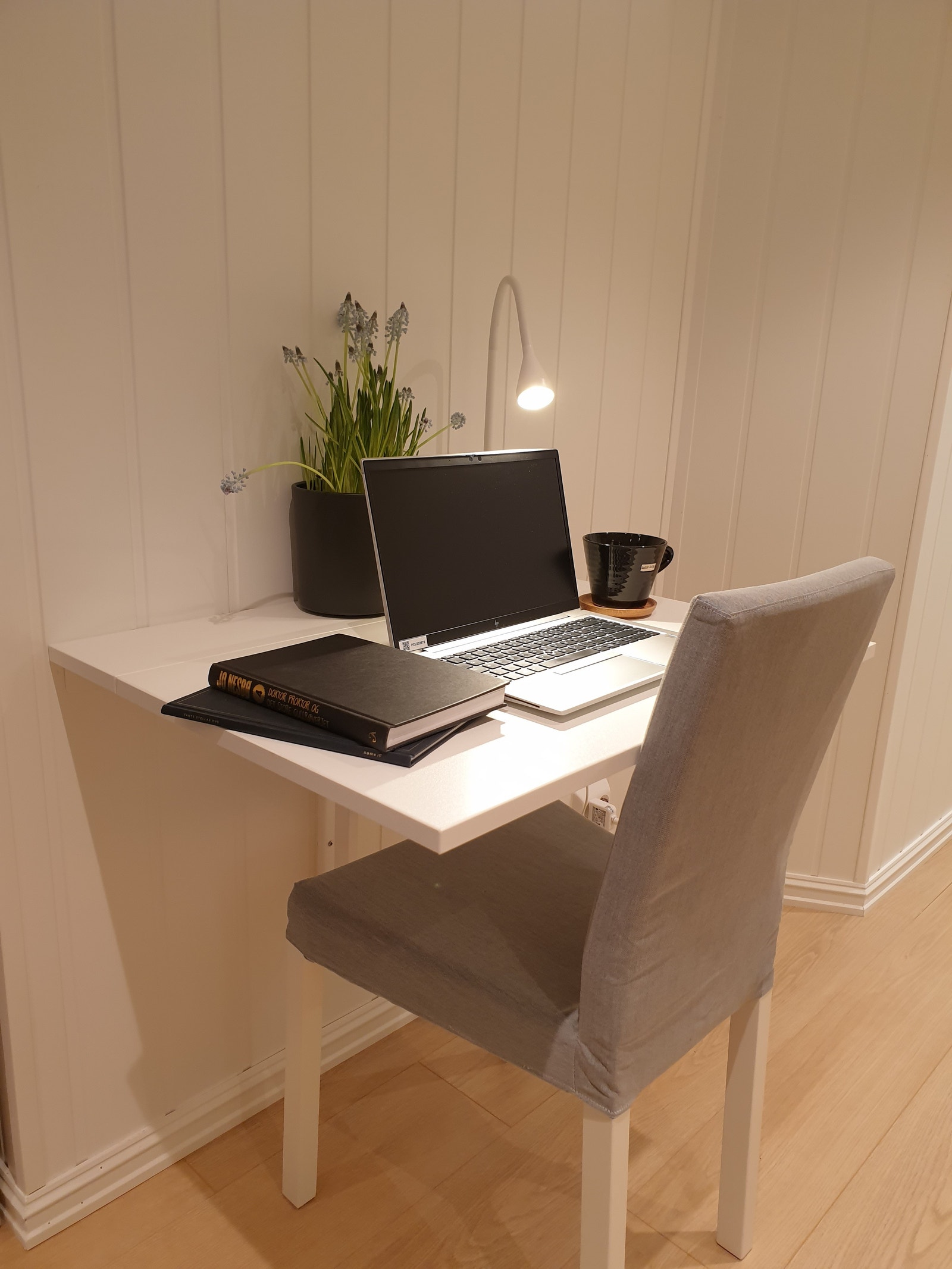 Spisebord, kan benyttes til arbeid Galleribilde