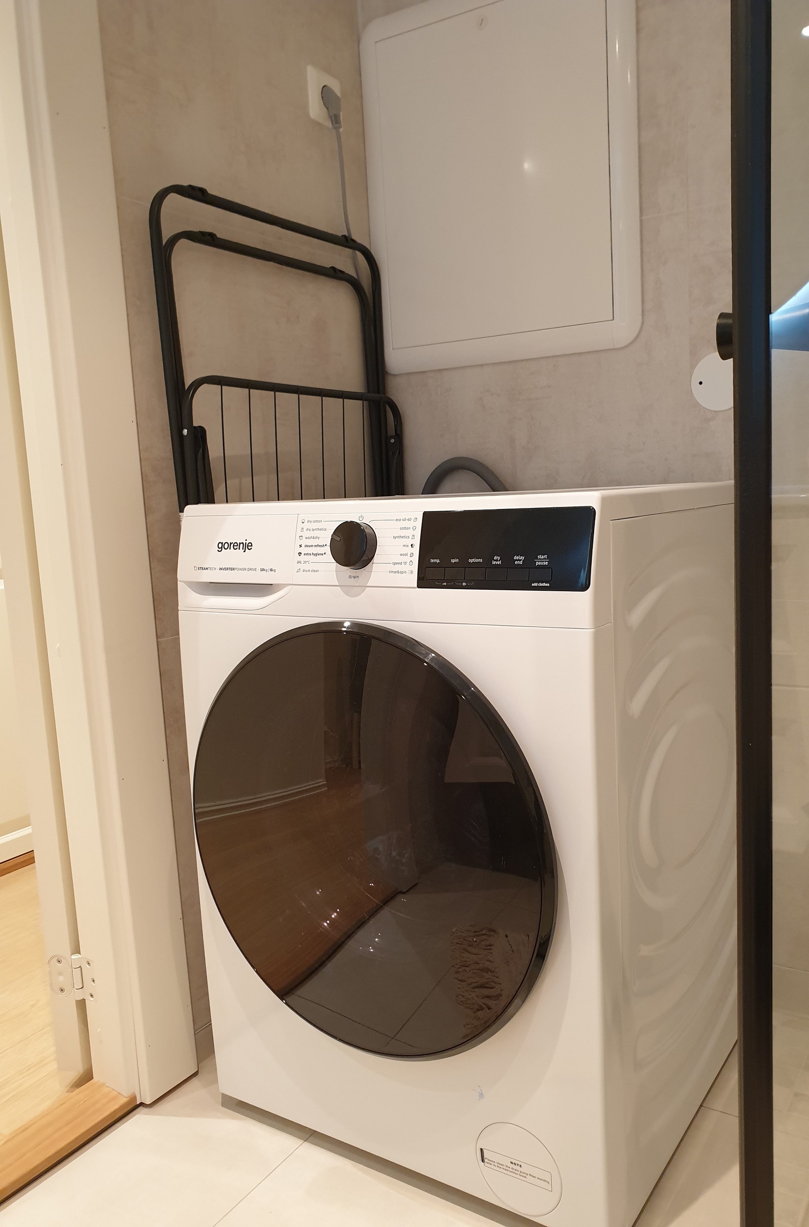Bad, vaskemaskin og i dag står det en tørketrommel oppå. Begge kjøpt nye. Galleribilde