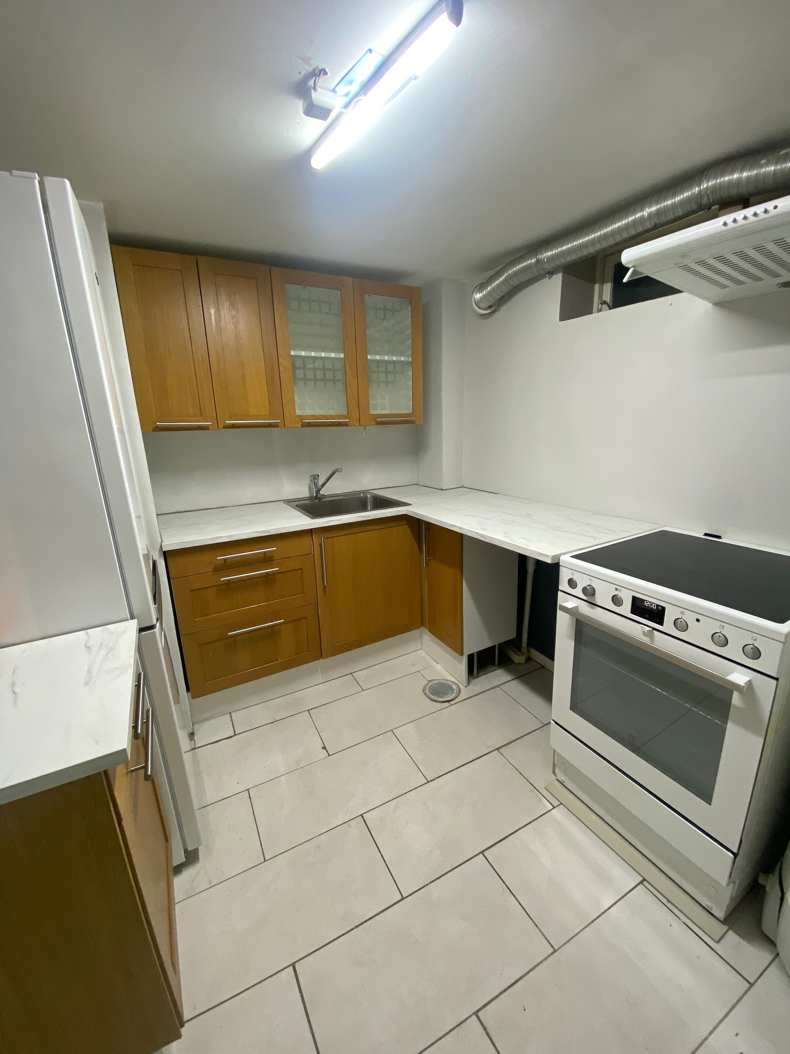 Kjøkken med opplegg for vaskemaskin Galleribilde