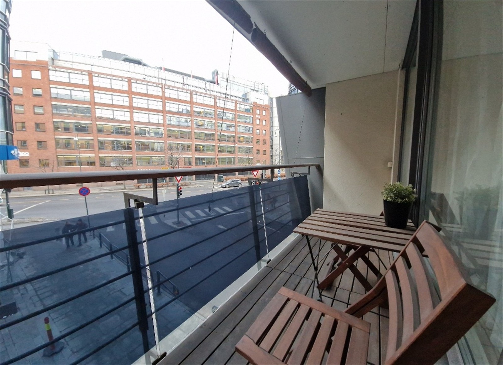 Grei terrasse tilhørende leiligheten. Galleribilde