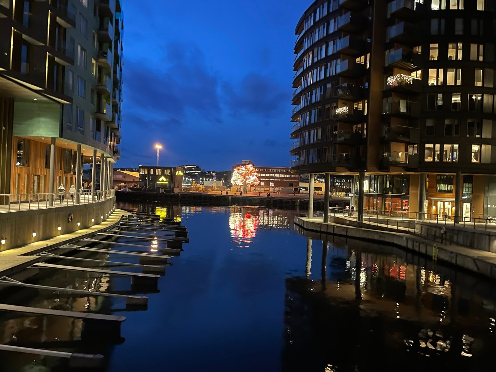 Flott uteområde på Aker Brygge og Tjuvholmen Galleribilde