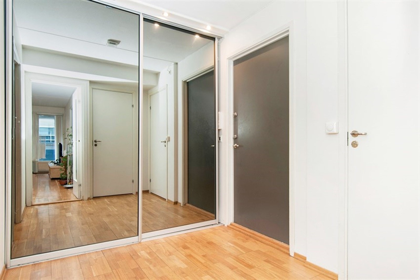 Entre med skyvedørsgarderobe Galleribilde