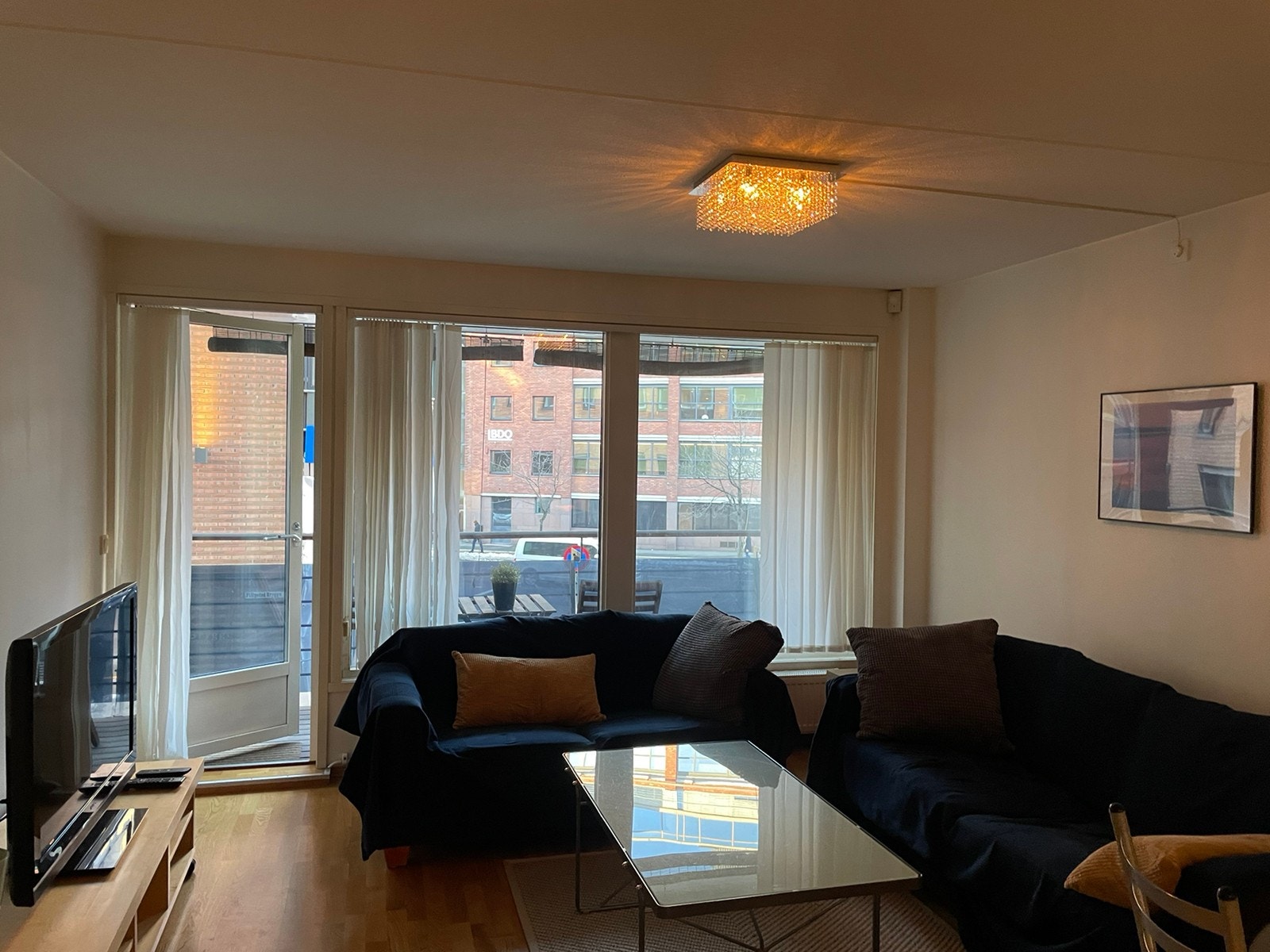 Stue med sofagruppe og bord. Terrasse rett utenfor stua. Galleribilde