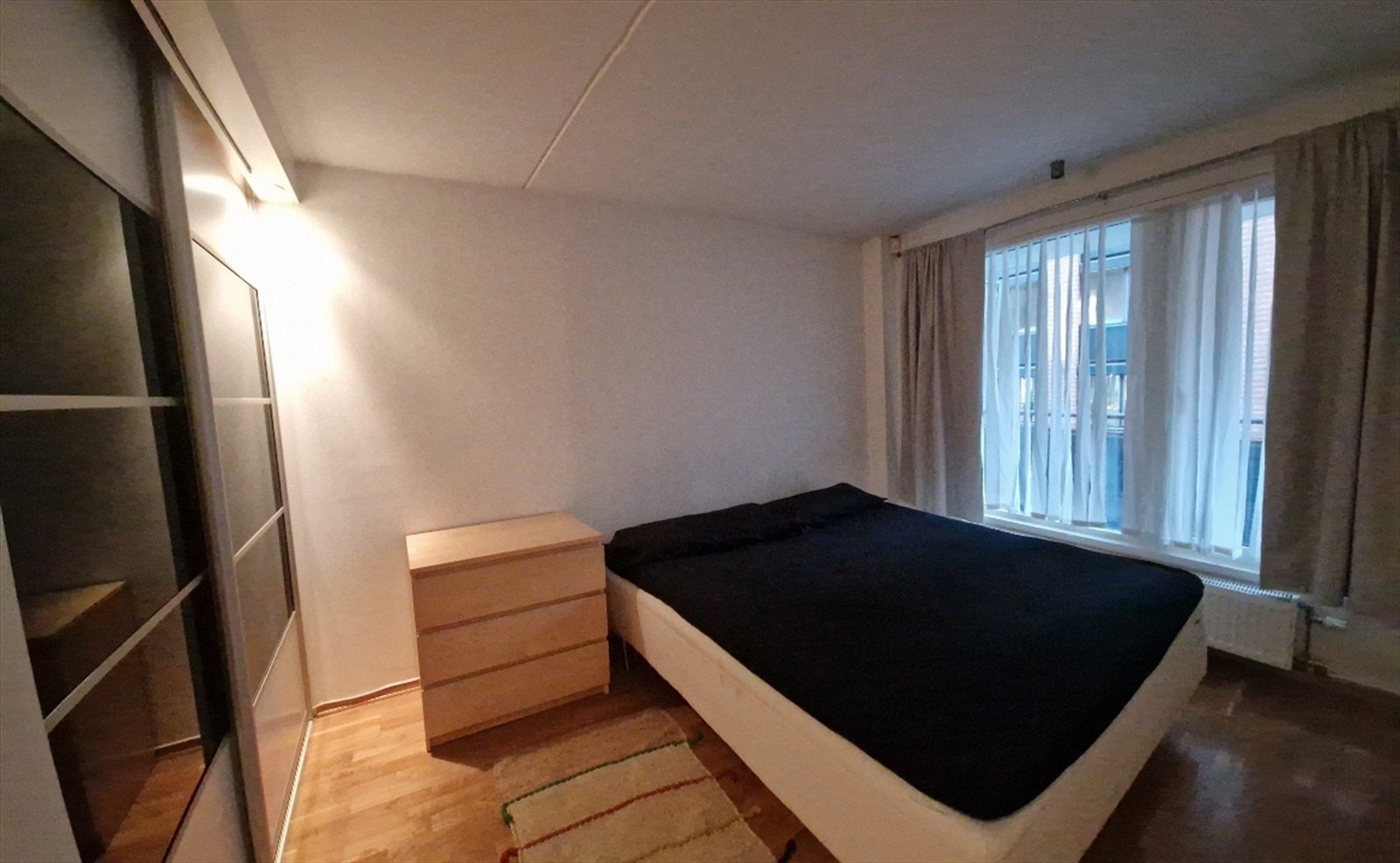 Soverom med dobbeltseng og romslig skyvedørs garderobe. Er ett soverom til med ei enkel seng(90 cm). Galleribilde