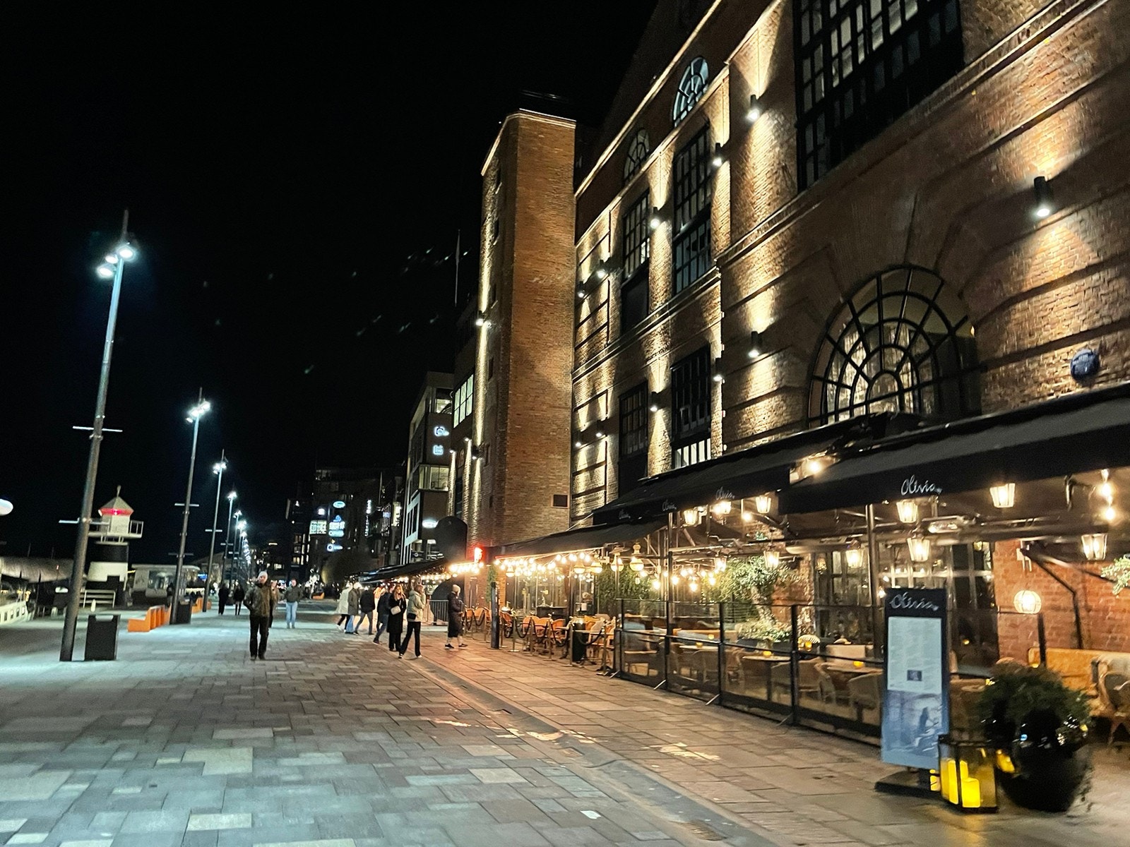 Aker Brygge med masse bra og koselige restauranter og kafeer. Galleribilde