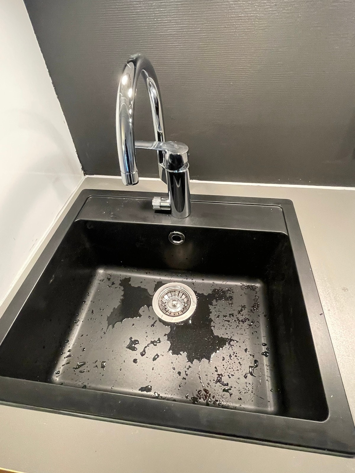 Ny vask og blandebatteri Galleribilde