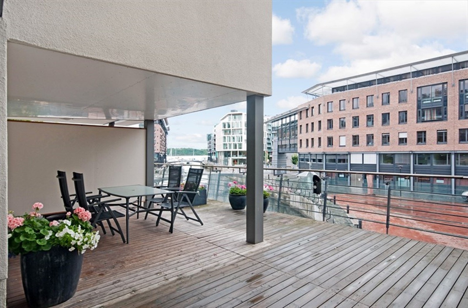 Felles terrasse i 2. etasje, dvs samme etasje som leiligheten. Galleribilde