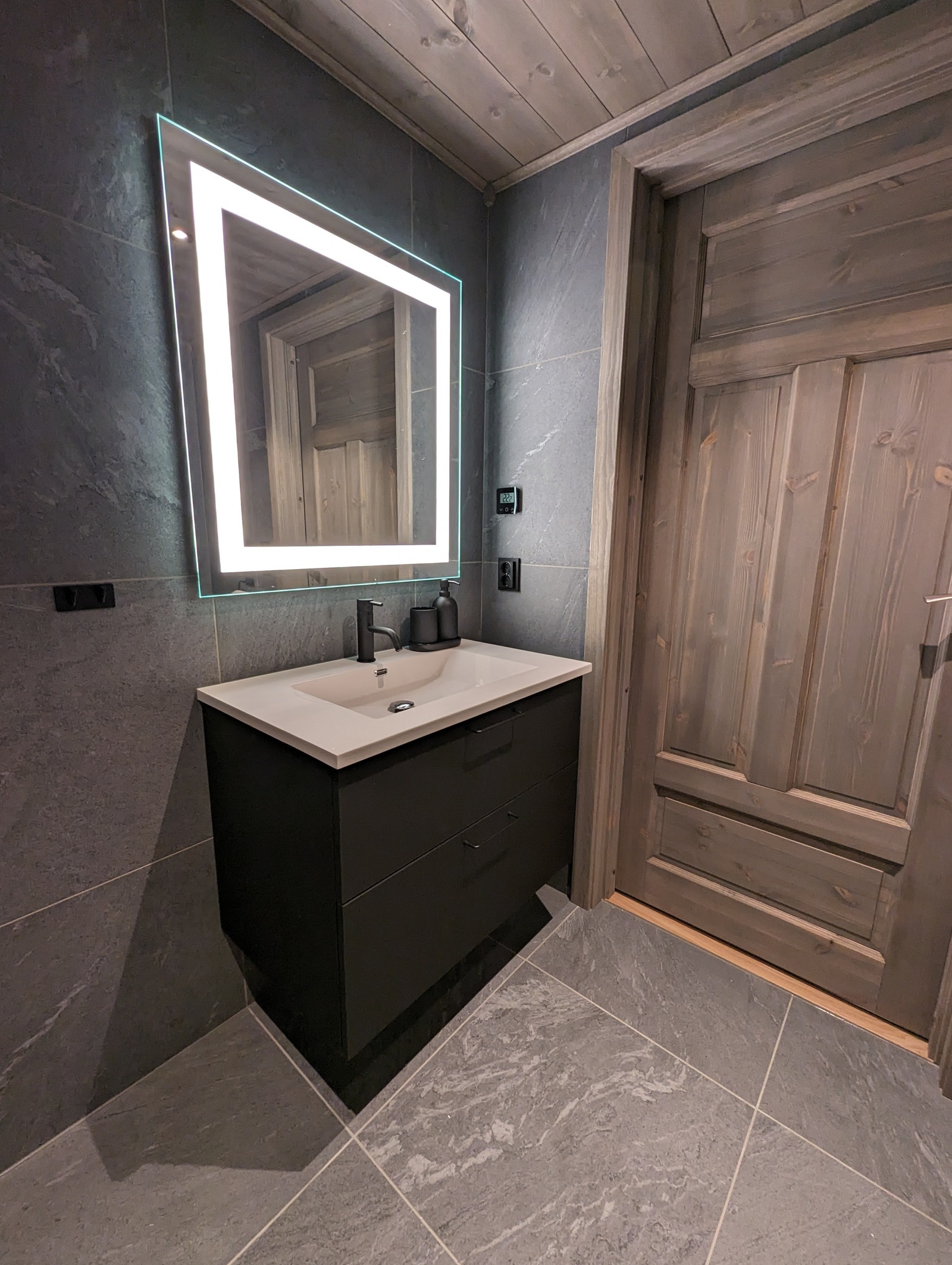 Servant på bad inkludert belyst speil Galleribilde