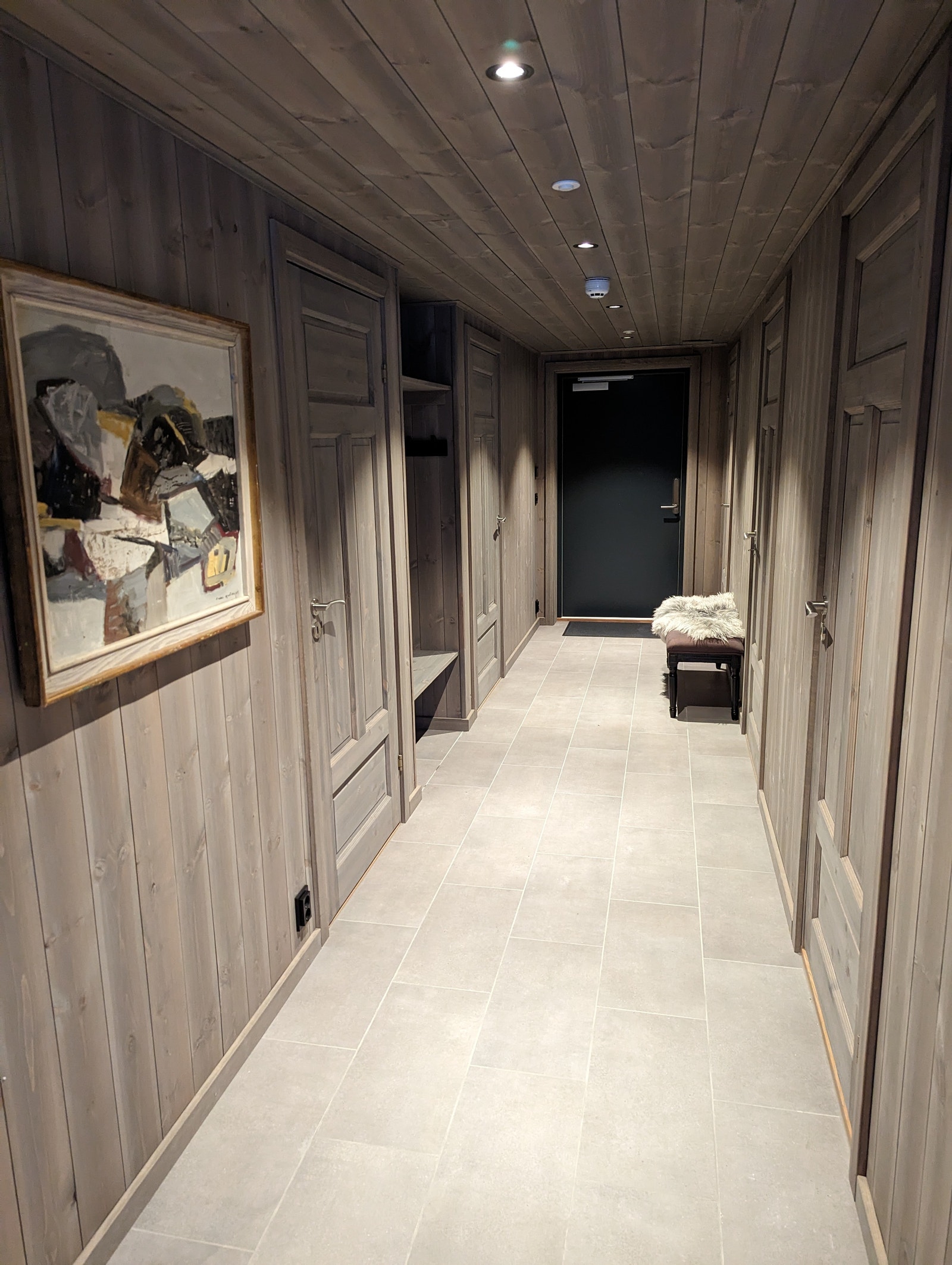 Gang med god plass til jakker og sko Galleribilde