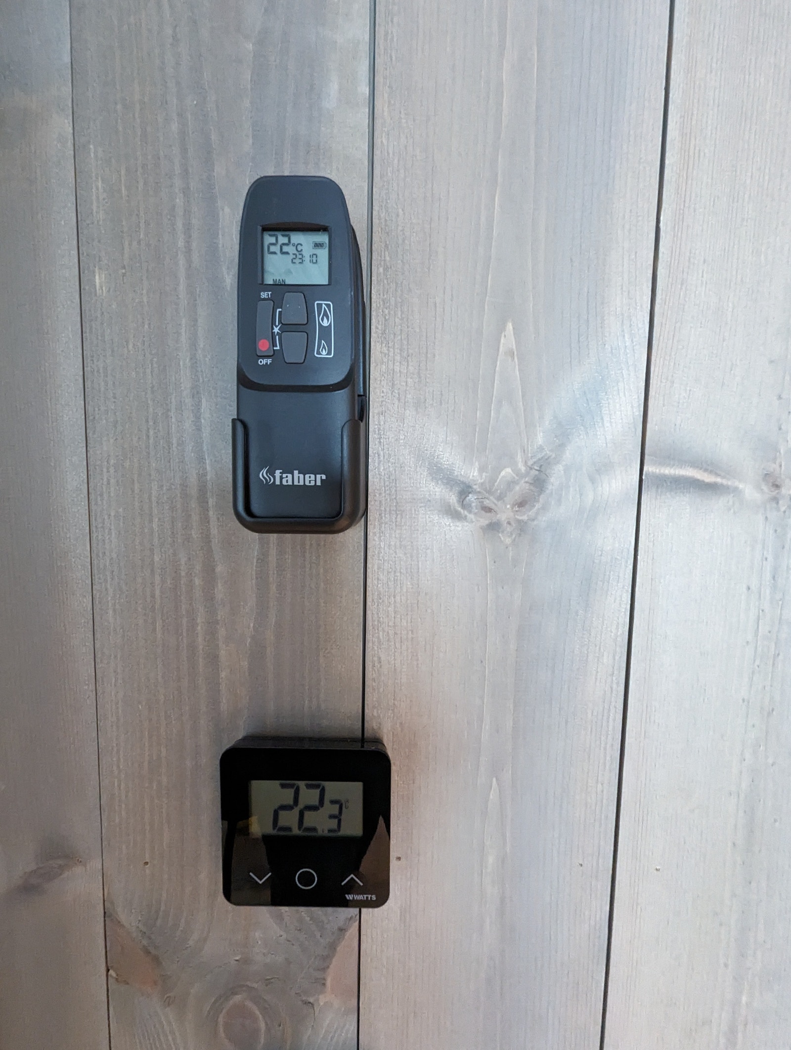 Fjernkontroll til gass peis og varmestyring til vannbåren varme i gulv Galleribilde