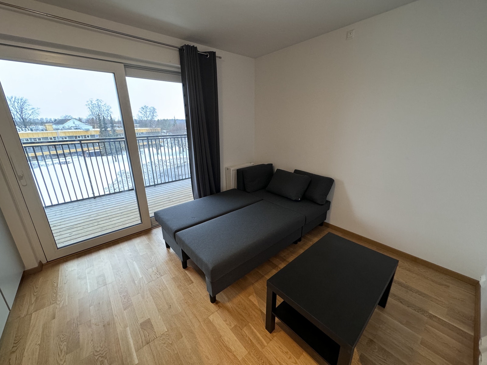 Denne sofaen og bordet medfølger leiligheten. Sofaen er en sovesofa. Det medfølger også en dobbeltseng som er plassert i alkoven. Galleribilde