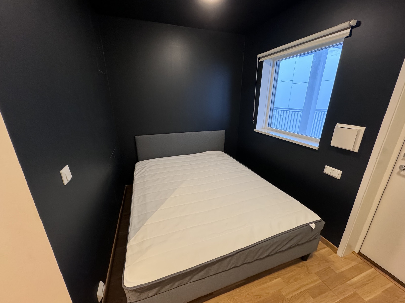 Sovealkove med dobbeltseng. Sengen på bildet er 160 cm X 200 cm. Sengen følger med. Galleribilde