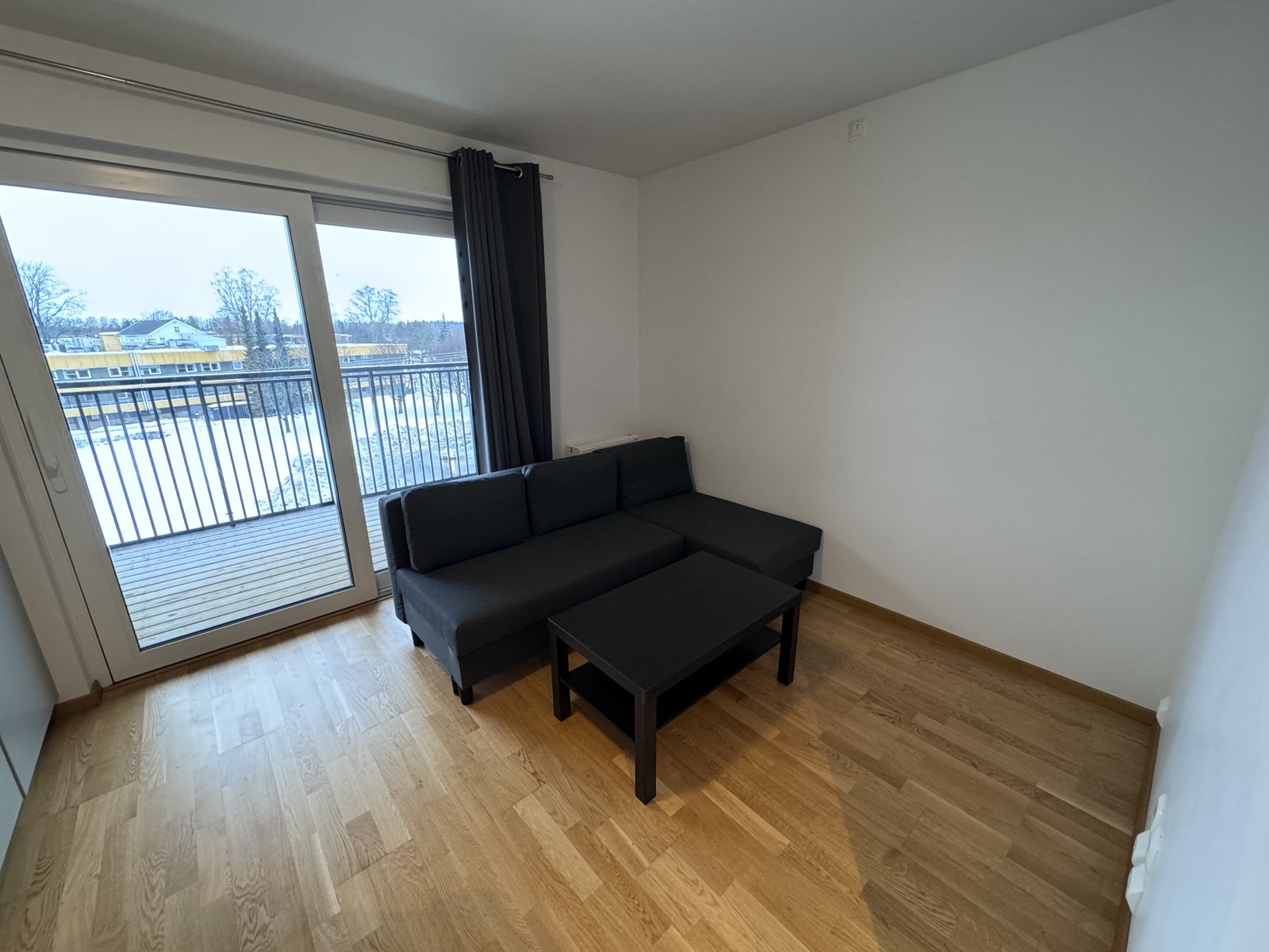 Denne sofaen og bordet medfølger leiligheten. Sofaen er en sovesofa. Det medfølger også en dobbeltseng som er plassert i alkoven. Galleribilde