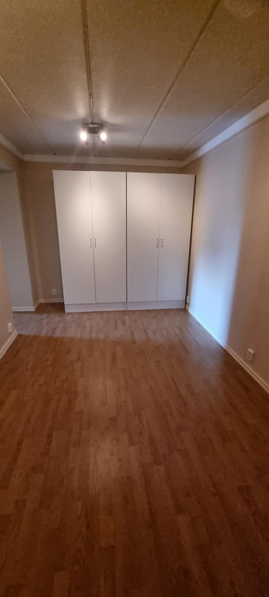 Stort soverom med god skap plass Galleribilde