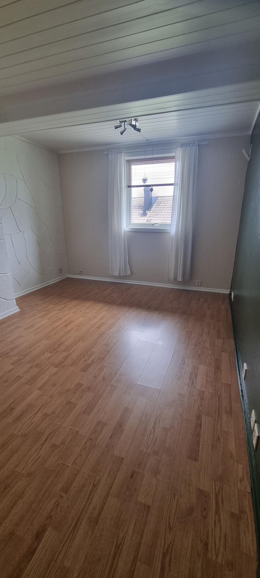 Stue med stort vindu Galleribilde