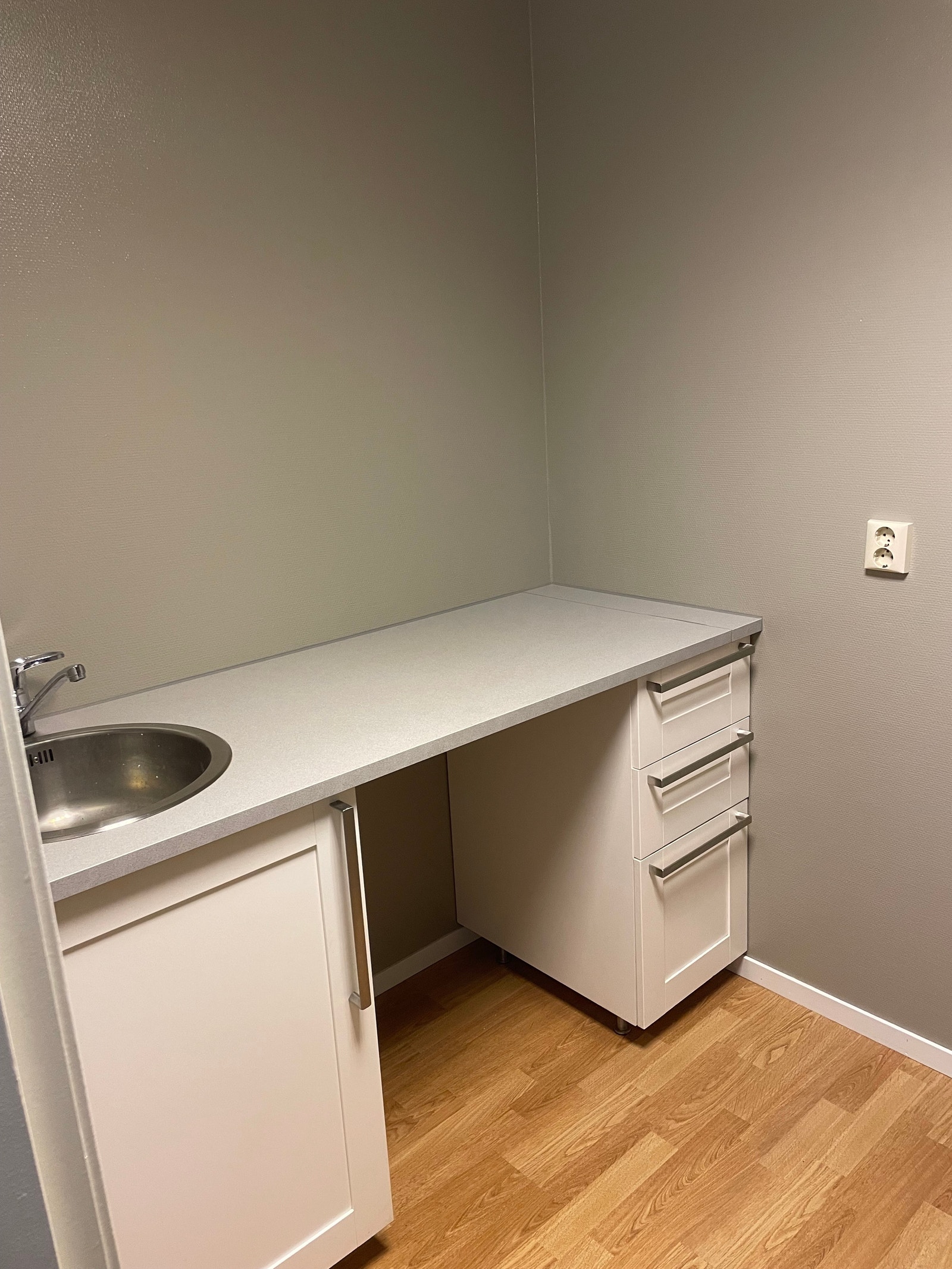 Lite kjøkken og toalett inngår i 6B Galleribilde