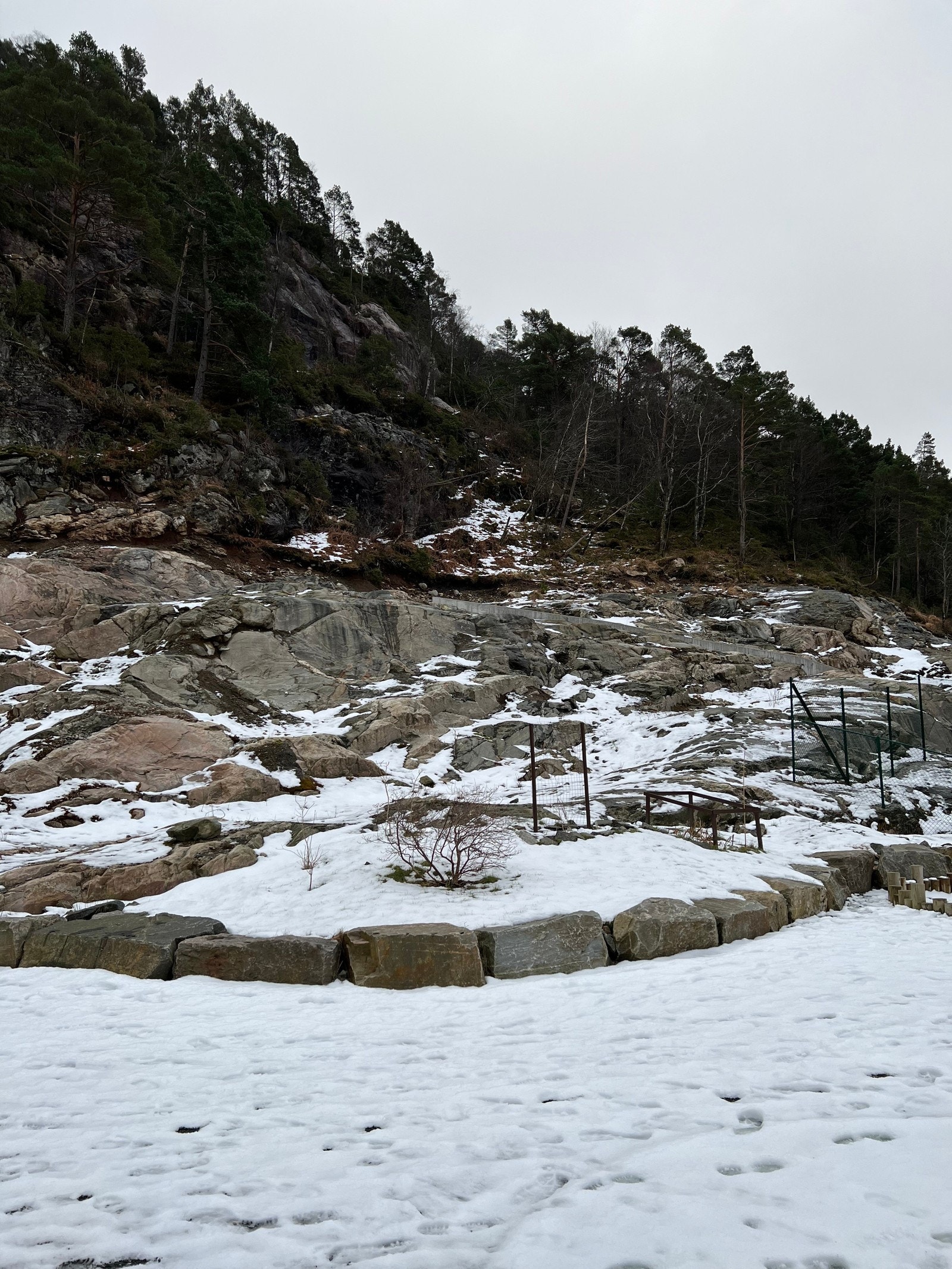 Tursti opp Lyderhorn like utenfor inngangspartiet Galleribilde