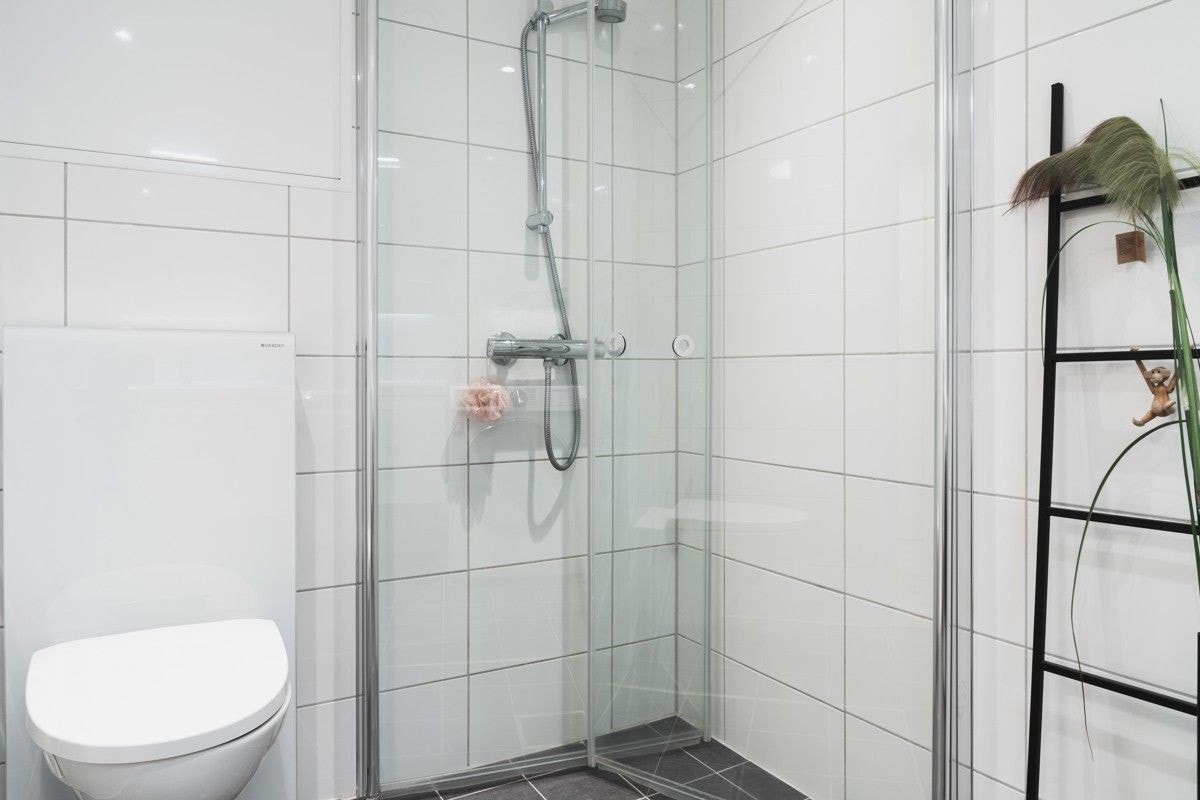 Moderne helfliset bad, med gulvvarme Galleribilde