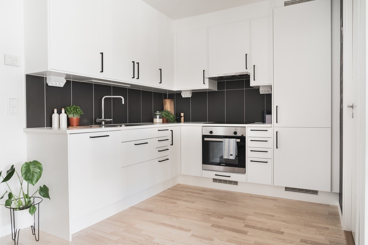 Moderne kjøkken med integrerte hvitevarer Galleribilde