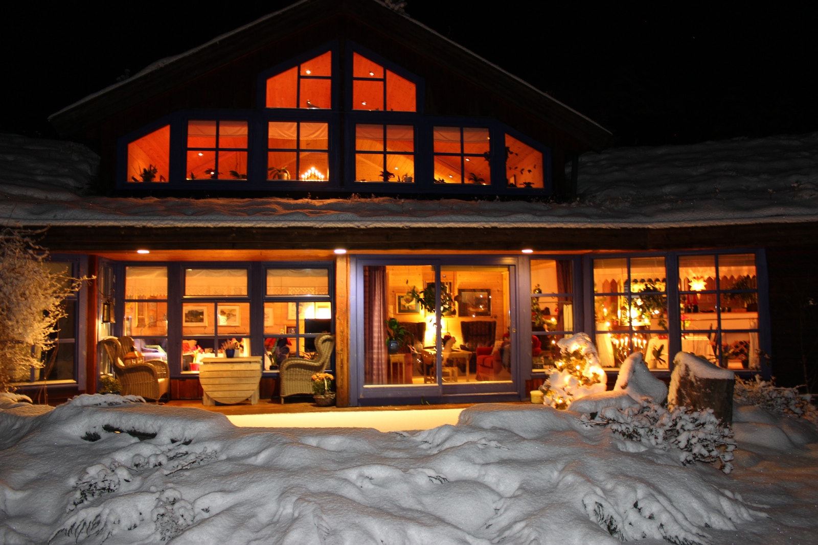 Midtparti av hovedhus som har 2 etg. Galleribilde