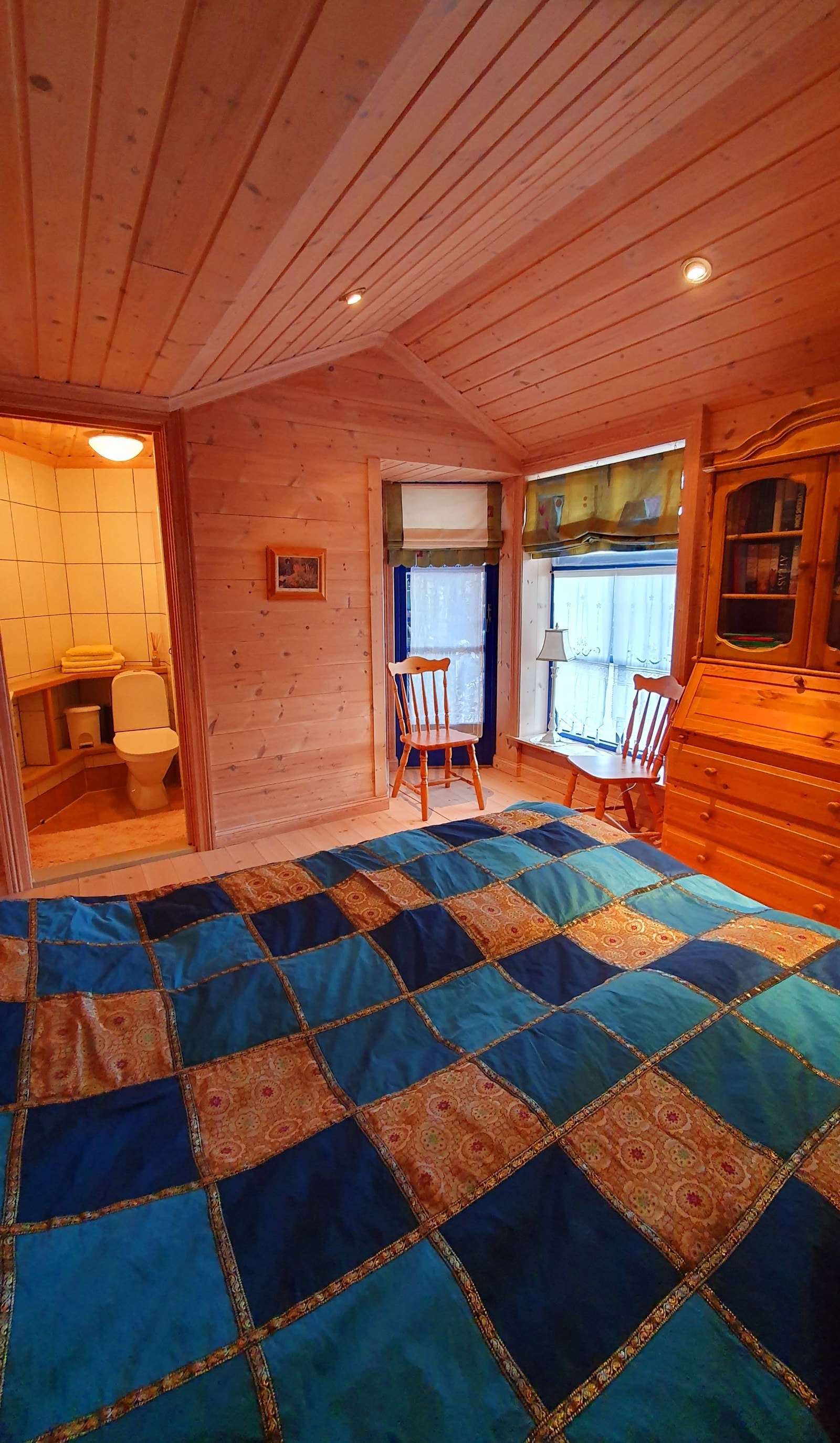 Soverom 2 med utgangsdør til terrasse mot sør Galleribilde