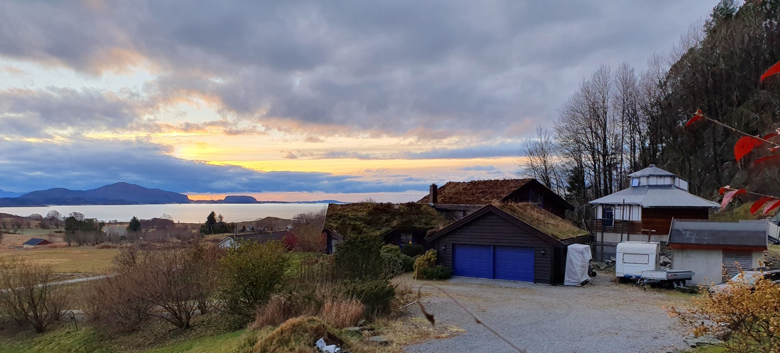 Utsikt mot vest frå parkeringsareal Galleribilde