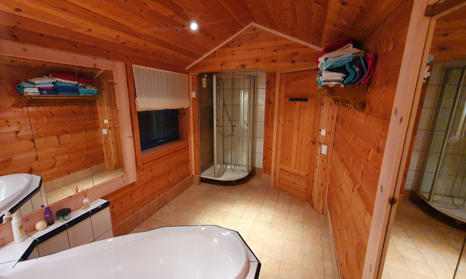 Gjestebad 4 m/ dusjkabinett og badekar Galleribilde