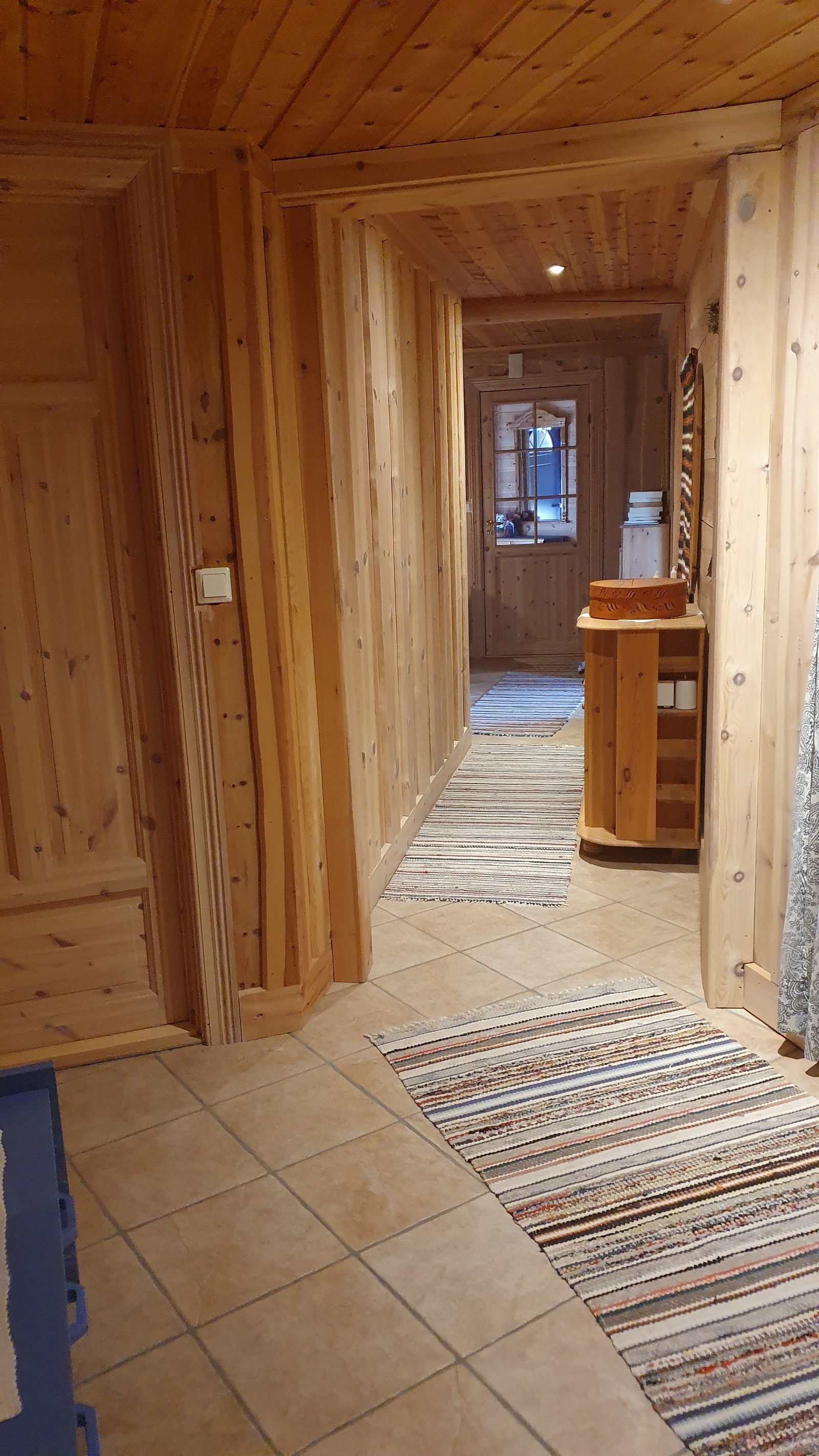 Gang sett mot inngang/ hall Galleribilde