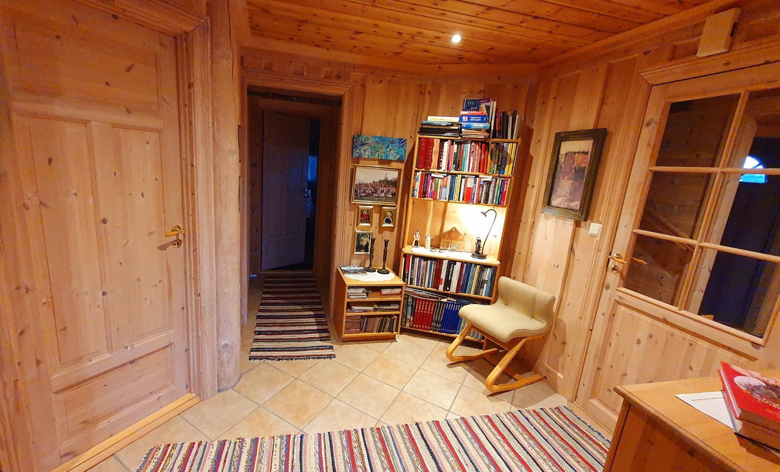 Hall med vaskerom rett fram, dør til VF til høgre, ekstra soverom til venstre samt gang til soveromsavd. vest. Inngang stover rett bak Galleribilde