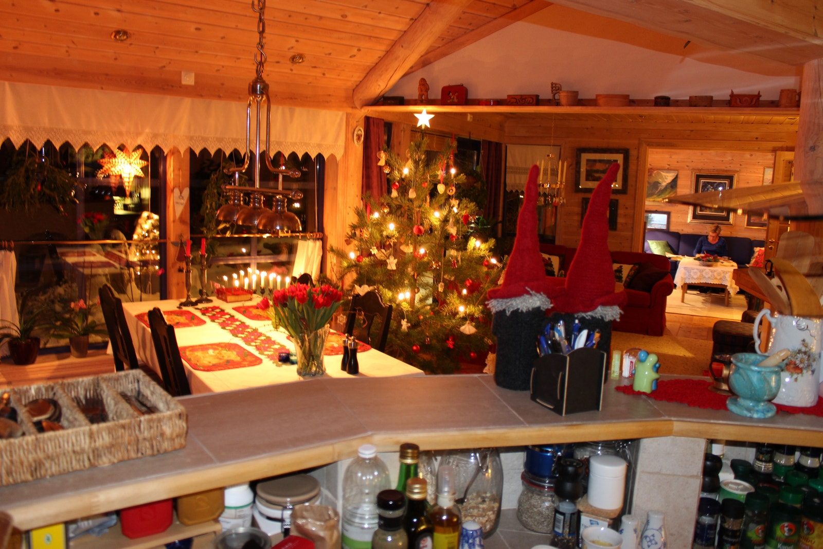 Utsikt frå komfyr/ platetopp/ gass kokebluss til stover Galleribilde