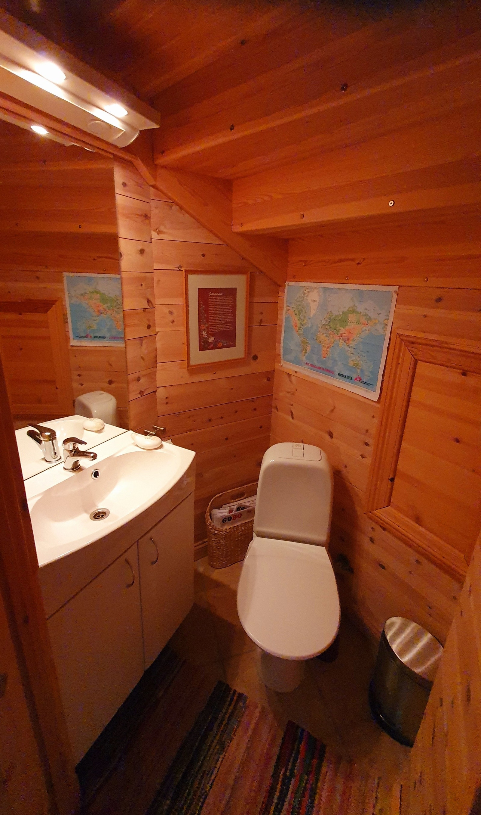 GJestetoilett under trapp til plan 2. Luke inn til sentralstøvsuger Galleribilde