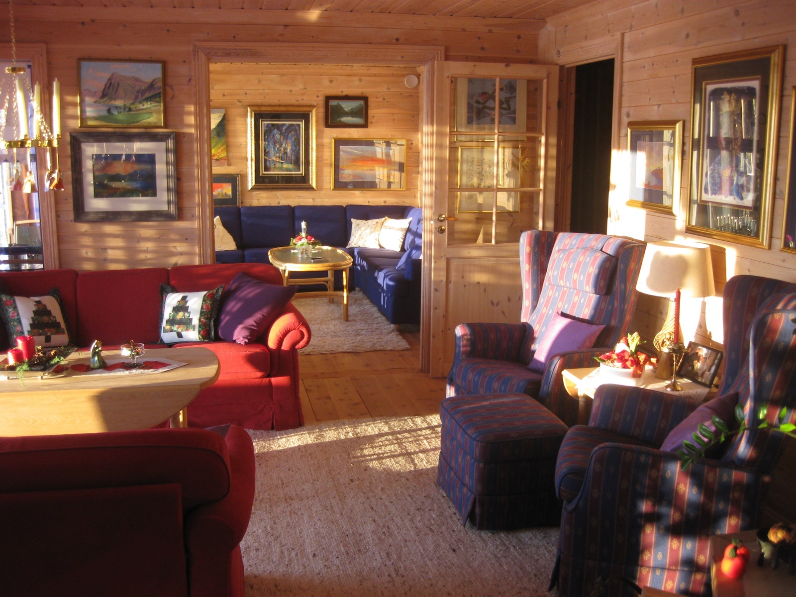 Oversikt stover med dør ut til hallen Galleribilde