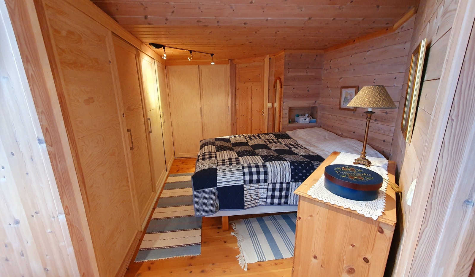 Soverom 1 (mot sør-vest/ inngang) Galleribilde