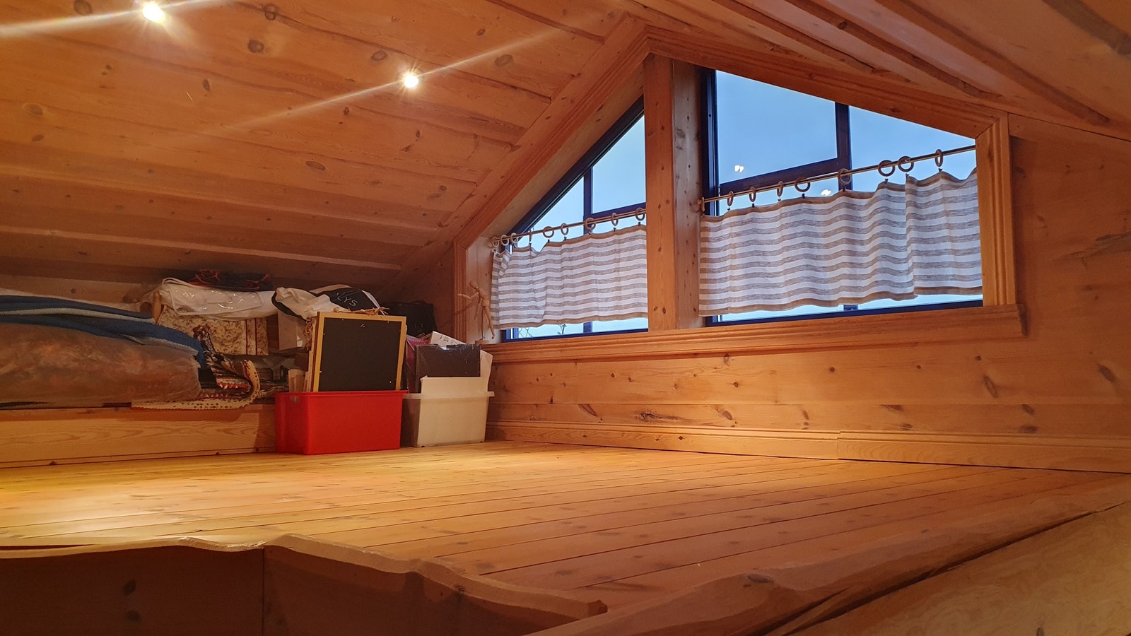 Hems over soverom 1 (leik for barn). Tilsvarende mot vest + lukka hems over kjøkkenavd. + soverom 2/ gang m/ loftsluke Galleribilde