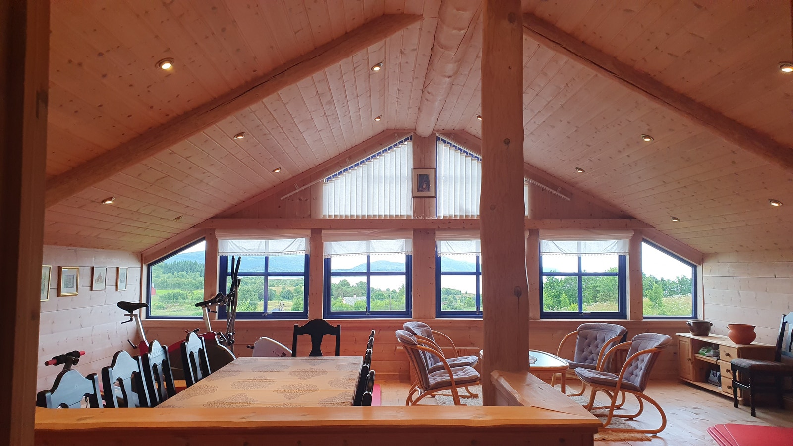 Loftsstove mot sør-vest. Tilsvarande utforming motsatt veg mot nord ( 25 m2 til gjesterom/ anna bruk. Mulig uttak for vatn/ avløp) Galleribilde