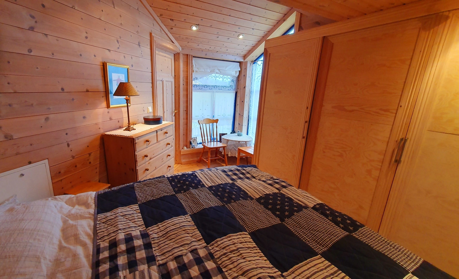 Soverom 1 mot nord-øst med inngang til bad 1 Galleribilde