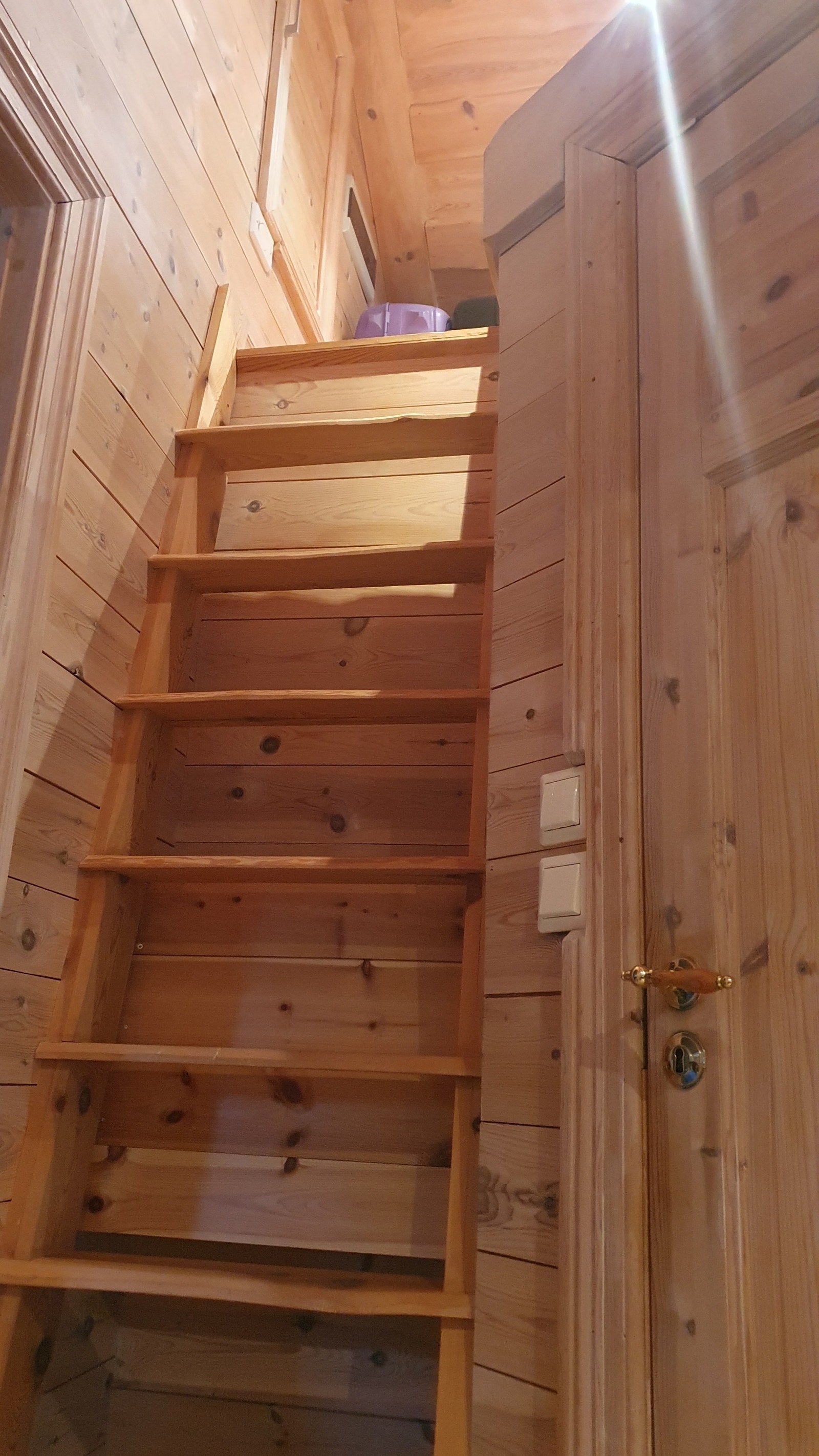 Trapp/ trinn til hems over soverom 1 Galleribilde