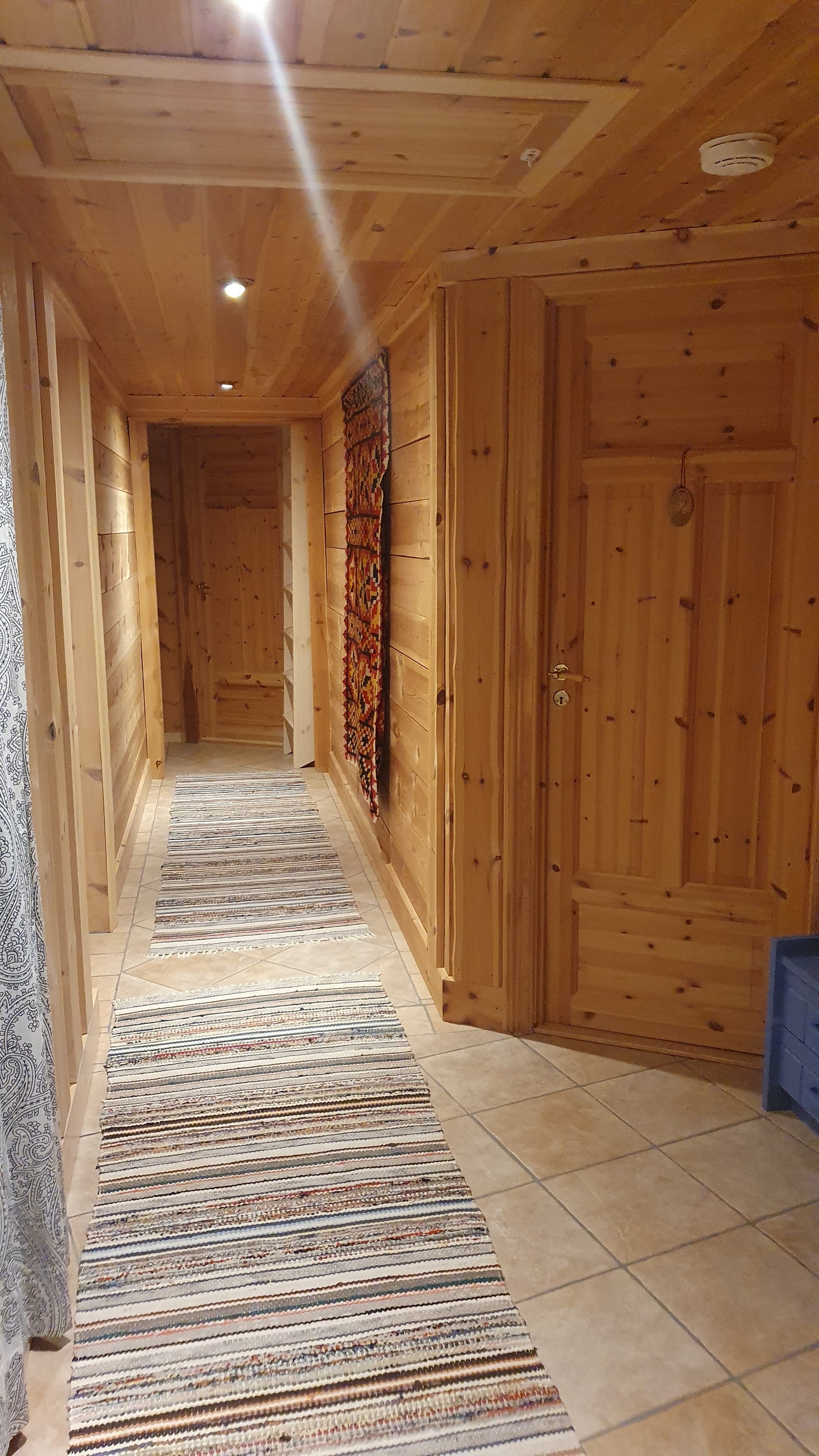 Gang inn mot soveromsfløy (s.r. 2, 3, 4) + gjestebad og toilett Galleribilde