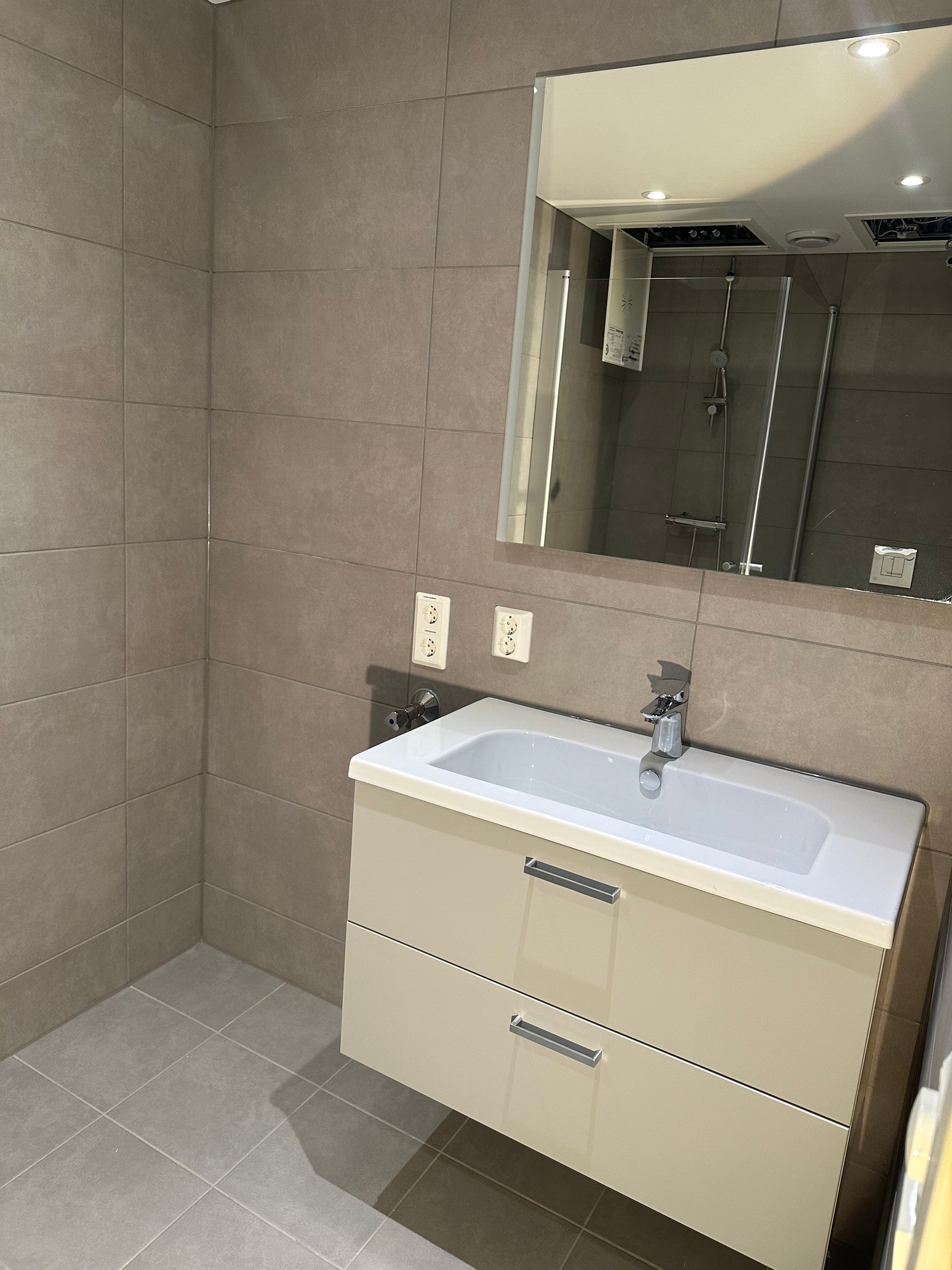 Servant med underskap og speil. Opplegg for vaskemaskin. Galleribilde