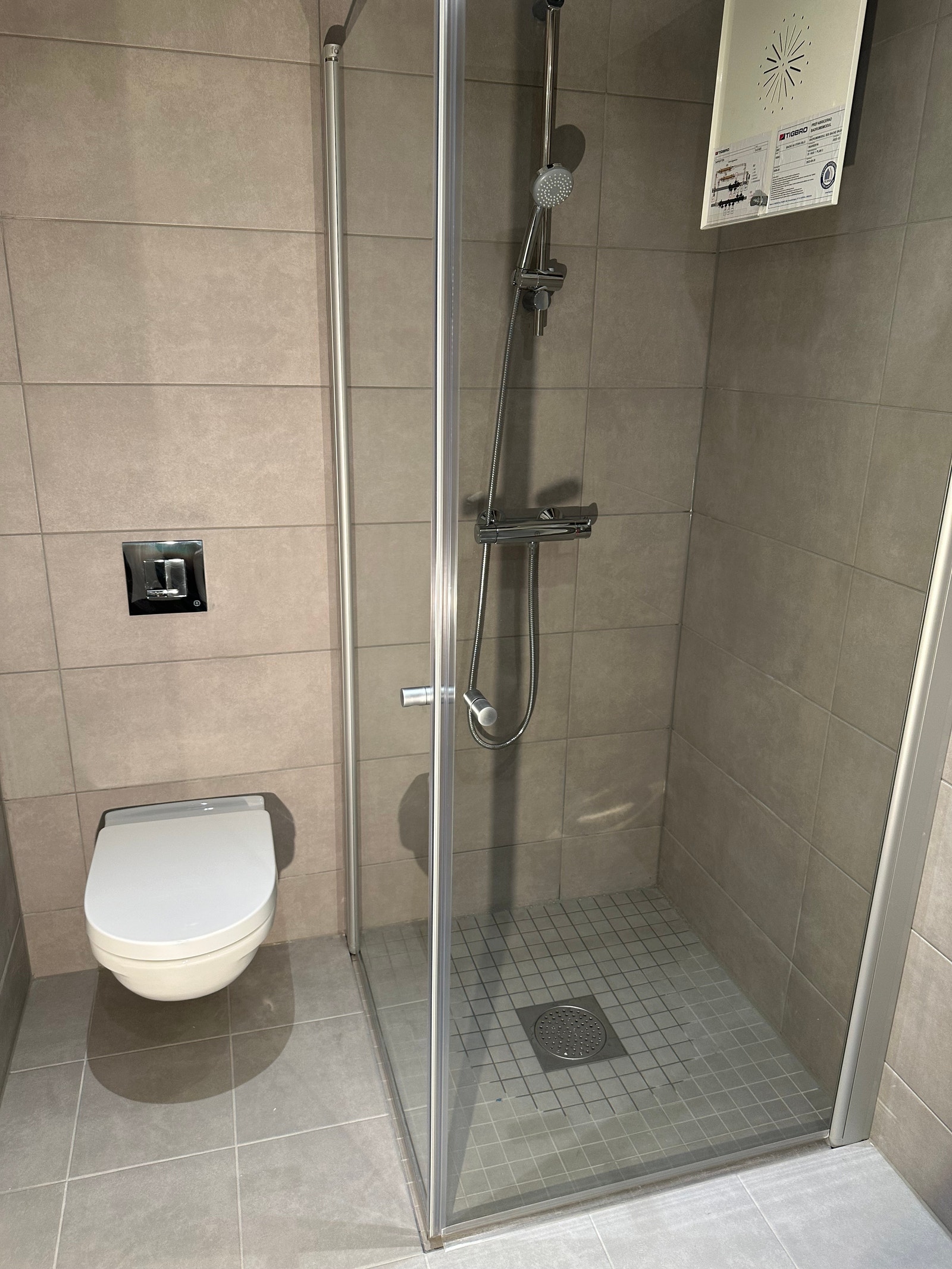 Bad med dusjhjørne. Galleribilde