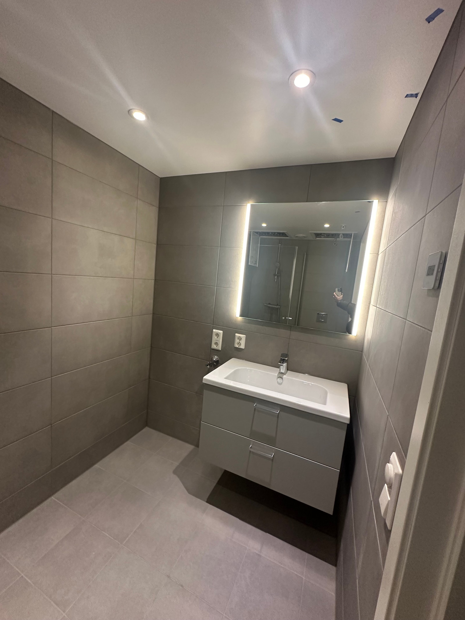 Servant med underskap og speil. Opplegg for vaskemaskin. Galleribilde