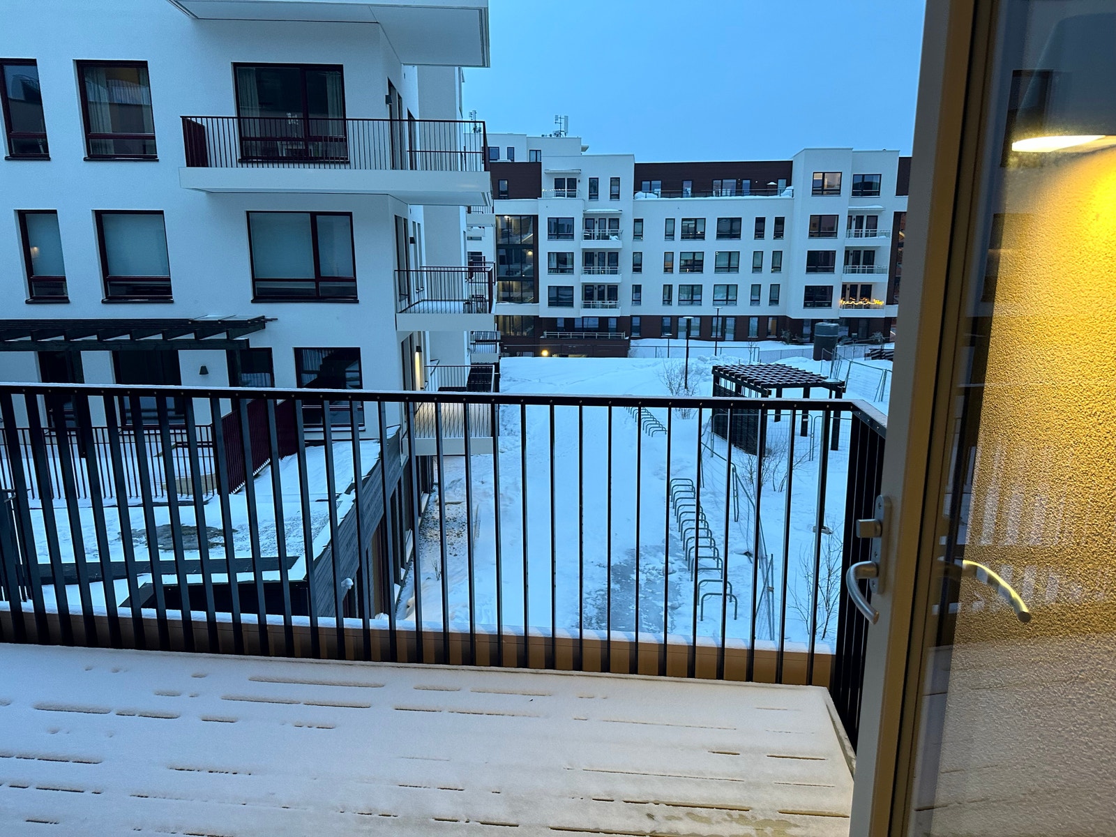 God solforhold i balkong. Galleribilde